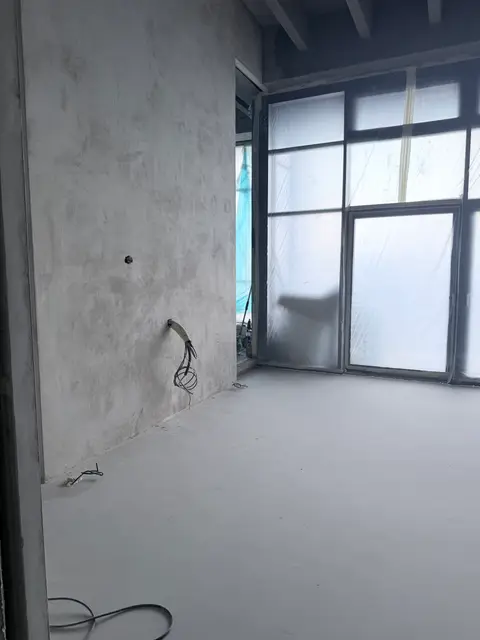 Omítnuté stěny před finálními úpravami