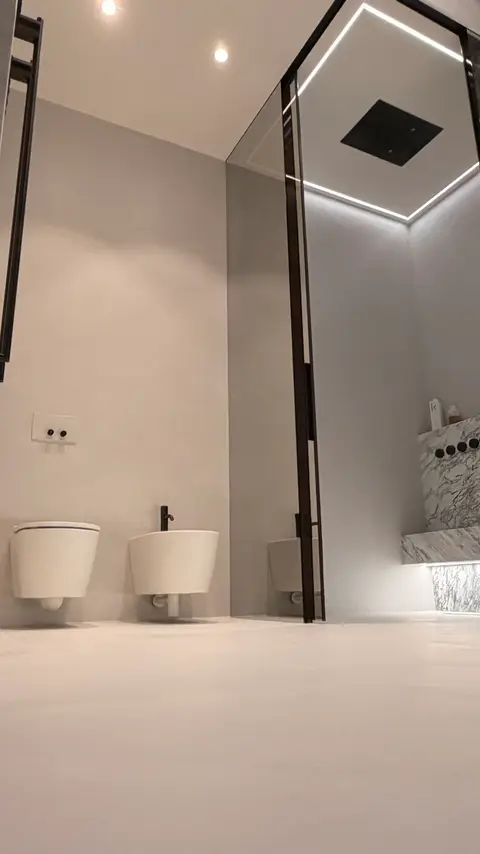 Hotová koupelna se závěsným WC, bidetem a sprchou